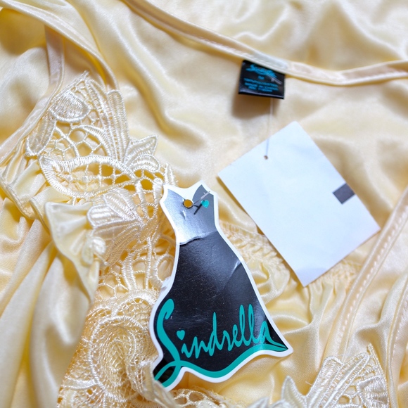 CUTE Brans New Pale Yellow Nightgown Floral Accent - Picture 3 of 3